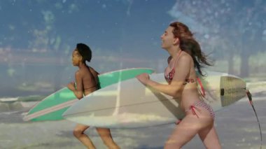 Gelen dalgaları görünce dalgaları yakalamak için sörf tahtalarını tutan iki kadın sörfçüye rastlıyor. Macera, arkadaşlık, aktif, kıyı, enerjik, açık hava, canlı