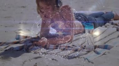 Plajdaki başlangıç kızında telefonu eline al ve dönen dünya teknolojisini oluşturan ağ olarak kaydır. Futuristik, bağlantı, eğlence, yenilik, gençlik, dinlendirici, dijital