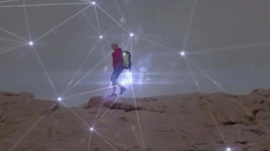 Yürüyüşçülerin tepe tepesi tepesi tepecikleri güvenlik için dolaşmaya başlıyor. Teknoloji ağı sırt çantasının etrafında uçuşuyor. Macera, keşif, dayanıklılık, teknoloji, navigasyon, engebeli, açık hava