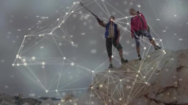 Kamera direğini kaldıran ve deniz manzarasını tarayan yürüyüşçüler animasyon teknolojili ağ haritalama keşifleri yapıyorlar. Macera, keşif, teknoloji, bağlantı, manzara, engebeli, açık hava
