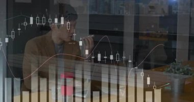 Adam hoparlör kullanarak kadın olarak finans çizelgelerini gösteriyor. İşbirliği, finans, takım çalışması, teknoloji, modern, iş dünyası, veri