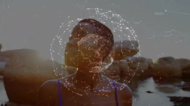 Ağ küresi, suda yüzen bir kadının başını eğmesine ve teknolojik bağlantı göstermesine neden oluyor. Teknoloji, bağlantı, dijital, yenilik, dinginlik, doğa, gelecekçilik