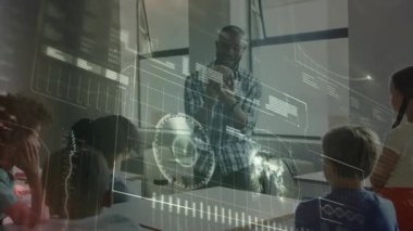 Öğretmen tıklama küresi ve hologram taraması öğrenci öğrenimi için dönen dünya grafiklerini gösteriyor. Eğitim, yenilik, teknoloji, gelecek, işbirliği, keşif, görselleştirme