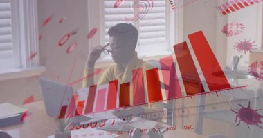 Laptop ekranına bakan ve sağlık verilerini etkinleştiren uzaktan kumandalı bir kadın virüs izleme eğilimini örtüyor. Profesyonel, iş istasyonu, modern, analitik, teknoloji, çalışma alanı, konsantrasyon