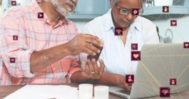 Üst düzey çift destek şişesini söküyor ve sağlık etiketini animasyon ağ simgeleriyle analiz ediyor. Sağlık, sağlık, yaşlılık, iletişim, teknoloji, beslenme, yaşam tarzı