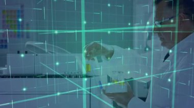 Kıdemli bilim adamı laboratuvar analizcilerine örnek analizi için yoğunlaşan yeşil ızgaraları yüklüyor. Gelecekçi, yenilikçi, teknoloji, araştırma, kesinlik, bilimsel, analitik