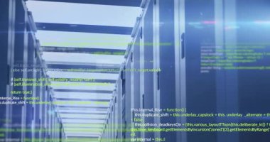 Veri merkezi koridorunda yeşil çizgiler beliriyor, yukarı doğru kayıyor, veri akışını görselleştiriyor. Teknoloji, siber güvenlik, dijital, yenilik, veri, otomasyon, ağ