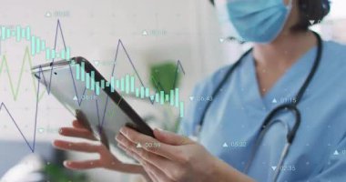 Tıbbi profesyonel yetiştirme tableti animasyon çizelgelerine başlıyor tableti eğiyor ve analizleri gözden geçiriyor. Sağlık, teknoloji, veri, izleme, tıbbi, tanı, kavram
