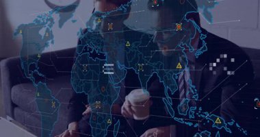 Küresel harita sönen kıvılcım takımını dizüstü bilgisayardaki veri kümelerini analiz ederek ve yönlendirerek kaplıyor. Teknoloji, işbirliği, dijital ağ, analiz, zeka, yenilik