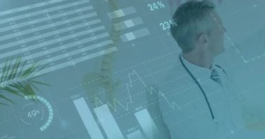 Doktor sağlık verilerine yaklaşırken dijital arayüz görüntüleniyor ve grafikleri güncelliyor. Teknoloji, sağlık, analitik, veri görselleştirme, yenilik, profesyonellik, fütüristik