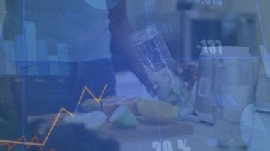 Meyveleri kavanoza katlayan kadın, canlandırma çizelgeleri yapmaya başlayan ve sağlık demosu sırasında gülümseyen kadın. Sağlık, beslenme, sağlık, smoothie, taze, yaşam tarzı, modern