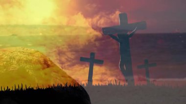 Kavurucu güneş tepe bulutları üzerinde üç haçın arkasından iniyor alacakaranlık sinyali ile denizde sürükleniyor. Ruhani, hürmet, dinginlik, minimalizm, manzara, alacakaranlık, sükunet