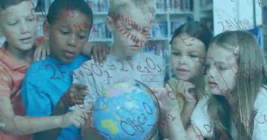 Çocuklar kütüphanede dünyaya eğilip grup coğrafyasının etrafında kimyasal formüller oluşturuyorlar. İşbirliği, eğitim, bilgi, keşif, merak, takım çalışması, gençlik