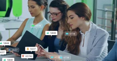 Ekip üyeleri cihazlara bağlanıyor, pazarlama ölçümleri için yüzen sosyal medya simgeleri başlatıyorlar. İşbirliği, teknoloji, profesyonellik, iletişim, ağ oluşturma, yenilik, üretkenlik