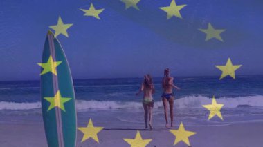 Çerçeveye giren ve denize sürüklenen yıldızlarla koşan iki kadın seyahat pazarlamasını artırıyor. Plaj, sörf, okyanus, eğlence, arkadaşlık, açık hava, canlı