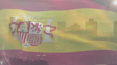 Şafak vakti hafif esintiye karşılık veren İspanyol bayrağı şehrin silüeti boyunca dalgalanıyor. Vatanseverlik, milliyetçilik, kumaş, hareket, mimari, gündoğumu, kentsel