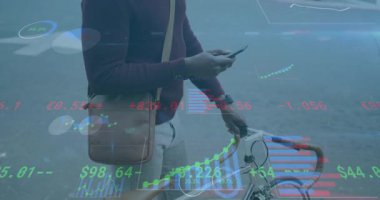Telefonları kaydırırken bisikleti iten olgun bir adam, hisse senedi verilerini güncelleyen finansal grafikleri etkinleştiriyor. Kentsel, teknoloji, veri görselleştirme, profesyonel, fitness, hareketlilik, analitik