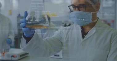 Araştırma bilim adamı laboratuvar matarasını kaldırırken yeşil örneği ikili kaplamayla analiz ediyor. Laboratuvar, deney, analiz, kesinlik, yenilik, bilimsel, teknoloji