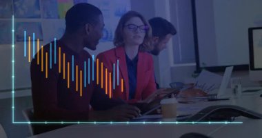 İş verilerini analiz eden renkli dalga biçimi ve çizgi grafiği gösteren üç meslektaşım var. İşbirliği, takım çalışması, analiz, veri görselleştirme, modern ofis, teknoloji, iletişim