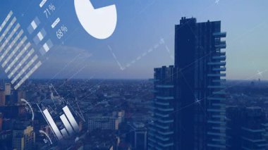 Bilgi grafiklerinin ufuk çizgisinde kaybolmasıyla, haritalar büyüyor ve şehir verilerini görselleştirmek için dönen göstergeler. Kentsel, teknoloji, gösterge paneli, geleceksel, yenilik, şehir manzarası, görselleştirme