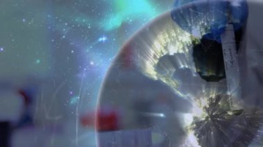 Bilim adamı, laboratuvar küresi eşleşen küresel ağ eşleştirmesiyle numuneyi incelemek için raftan tüp alıyor. Araştırma, yenilik, teknoloji, keşif, fütüristik, keşif, bağlantı