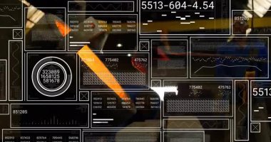 Şeffaf veri örtüsü azalarak makinist kaldırma çubuğunun kamara şeklini alması için basına verilmesine neden oluyor. Sanayi, imalat, mühendislik, otomasyon, kesinlik, takım çalışması, teknoloji