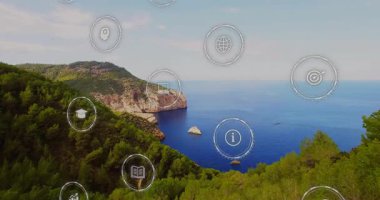 Sahne açılışında daireler açan simgeler kayboluyor, kayıyor, çam kayalıkları üzerinde arayüz ızgarası oluşturuyor. Teknoloji, dijital, yenilik, doğa, açık hava, modern arayüz