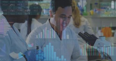 Adam mikroskobu ayarlarken, laboratuarda numuneleri incelerken ve animasyon çizelgeleri ortaya çıkarken, dişisi pilates yapıyor. Araştırma, işbirliği, kesinlik, yenilik, bilimsel, eğitim, teknoloji