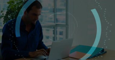 Adam cep telefonunu kaldırıyor ve dizüstü bilgisayarda yazıyor. Parçacıklar kart kilidi simgeleriyle teknolojik arayüz oluşturuyor. Teknoloji, siber güvenlik, dijital güvenlik, veri koruması, şifreleme, yenilik, şehir ofisi