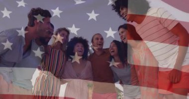 Yarısaydam Amerikan bayrağı grafiği bir araya toplanmış arkadaşlarının üzerinde beliriyor kahkahalar ve seyahat reklamları. Kutlama, yoldaşlık, açık hava, yaz, birlik, dostluk, coşku