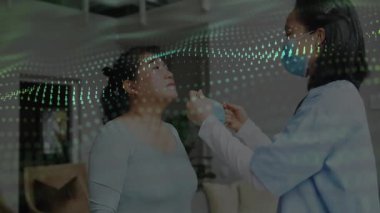 Sağlık çalışanı tek kullanımlık maske tutuyor ve güvenli koruma için hasta yüzüne takıyor. Tıbbi, bakım, koruma, güvenlik, ev bakımı, şefkatli, klinik