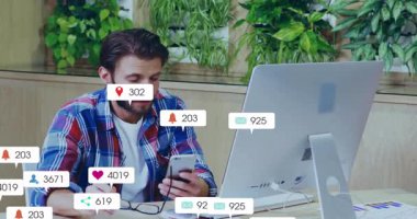 Sakallı adam telefonları karıştırıyor, kadın meslektaşım sosyal medya ölçümlerini inceliyor. Teknoloji, işbirliği, analitik, iletişim, çalışma alanı, modern, profesyonel