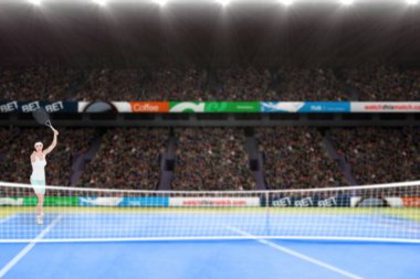 Tenisçi kadının kortta oynayışının birleşik görüntüsü