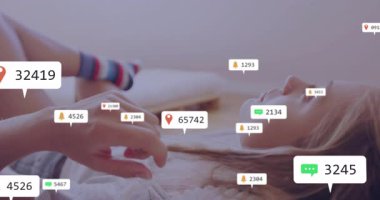 Palet döşeğinde yatan kadın sosyal medya broşürüne başlıyor çan sohbet simgeleri şişiyor ve azalıyor. Minimalist, sükunet, dijital bilgilendirmeler, rahatlama, refah, çağdaş, konfor