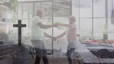 Yetişkin bir kadın ve mutfakta el ele tutuşan yaşlı bir adam AR kayalık haç kaplamasının altında dönmeye başlıyorlar. Romantizm, bağlantı, yakınlık, yaşam tarzı, çağdaş, zarafet, sıcaklık