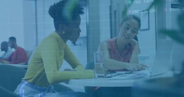 Meslektaşlar dosya açıyor ve ekranı işaret ediyor, finansal raporu animasyon çizelgeleriyle analiz ediyorlar. İş kadınları, takım çalışması, dijital veriler, kurumsal, modern içişleri, profesyonel, işbirliği