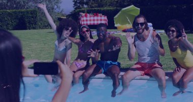 Altı arkadaşını arka bahçede havuz kenarında otururken, bacaklarını suya daldırırken, akıllı telefon ve piknik masasıyla yakalıyorsun. Arkadaşlar, havuz başı, boş zaman, açık hava, yaşam tarzı, hareketli, sosyal