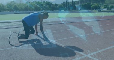 Dişli bir sporcu el pençe divan duruyor başlangıç çizgisinde, karbon fiber bıçağı kavrıyor. Atlet, koşu, sprint, hareketlilik, kararlılık, açık hava, spor