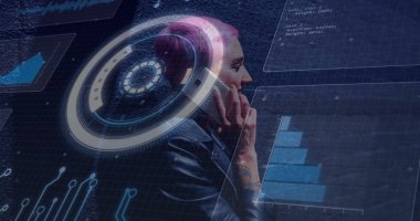 Deri ceket giyen profesyonel bir teknisyen akıllı telefon tutuyor, karanlık stüdyoda HUD ile konuşuyor, fotokopi çekiyor. Fütürist, siber punk, holografik, dijital, yüksek teknoloji, stil, yenilik