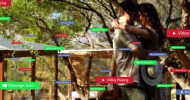 Ormanlık alanda hasır şapkalı, yüzen etiketli, fotokopi alanının yanında kucaklaşan çift. Doğa, romantizm, bağlantı, sükunet, köy, açık hava, iletişim