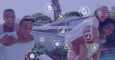 Arka bahçedeki havuzda uğursuzluk simgeleriyle gezen yaz kıyafetleri giyen arkadaşlar. Açık hava, boş zaman, modern toplum, eko, teknoloji, canlı