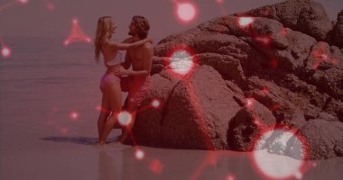 Mayo giyen yetişkin bir çifti sığ sularda taş zemin ile kucaklamak. Romantizm, deniz kenarı, rahatlama, balayı, boş zaman, minimalist, enerjik