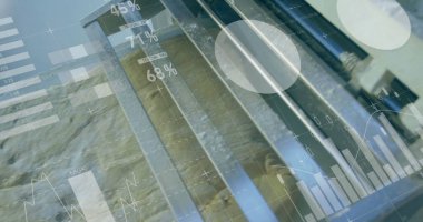 Makine dairesinde dikey metal boruların ve rayların veri örtüleriyle bir araya getirildiği bir küme. Sanayi, teknoloji, veri, analitik, altyapı, modern, mühendislik