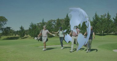 Dört golfçü çantalarla geziyor ve çim yolda dijital küre kaplamalı beşlik çakışıyorlar. Spor, takım çalışması, eğlence, açık hava, golf, işbirliği, eğlence.