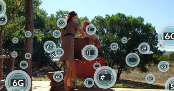 Kırmızı bavulu kaldırmak, ahşap güverte platformuna tahta sandık yüklemek, yüzen 6G simgeleriyle birlikte. Macera, keşif, boş zaman, açık hava, köy, teknoloji, bağlantı