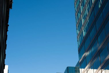 modern ofis binaları, düşük açılı görünüş