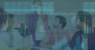 Karşınızda ofis masasında dizüstü bilgisayarlarla öne eğilmiş profesyonel bir kadın. İşbirliği, takım çalışması, yenilik, modern, kurumsal, dijital, beyin fırtınası