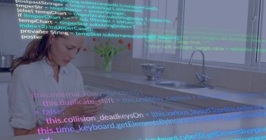 Mutfakta beyaz gömlekli, akıllı telefonları kaydıran, üzerinde yüzen kod ve vazo dolusu lale olan bir kadına odaklanıyor. Teknoloji, yenilik, yaşam tarzı, modern, zarafet, üretkenlik, iç mekan