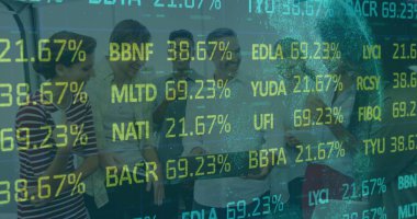 Ofisteki tablet ve telefon verilerini inceleyen günlük iş grupları. İşbirliği, takım çalışması, veri analizi, profesyonel, modern, teknoloji, kurumsal