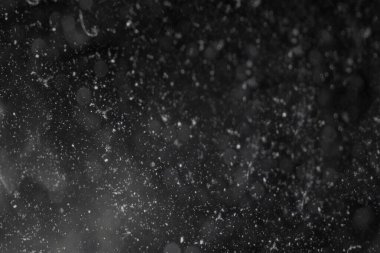 Parlak beyaz damlacıklar ve bokeh şekilleri soyut düz vektör tasarımında karanlık boşlukta yüzüyorlar. Soyut, kozmik, ışıltılı, parçacıklar, minimalizm, dijital, gece